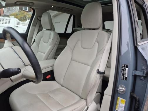 2022 Volvo XC90 T6 Momentum