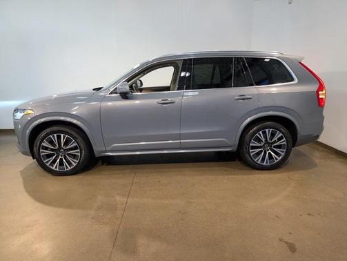 2022 Volvo XC90 T6 Momentum