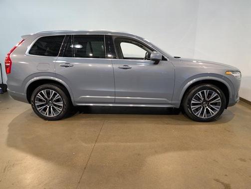 2022 Volvo XC90 T6 Momentum
