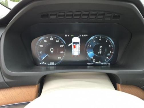 2022 Volvo XC90 T6 Momentum