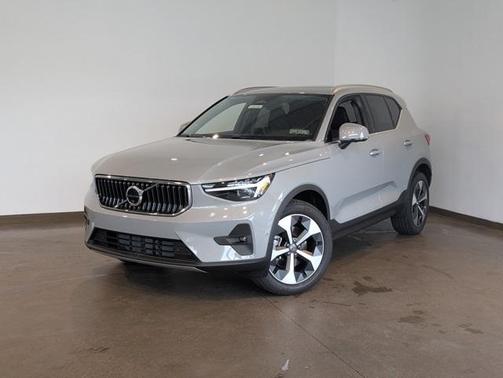 2025 Volvo XC40 B5 Plus Bright Theme
