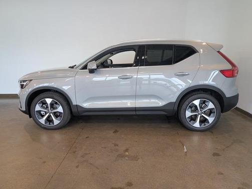 2025 Volvo XC40 B5 Plus Bright Theme