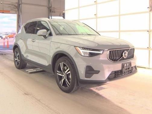 2025 Volvo XC40 B5 Core Bright Theme