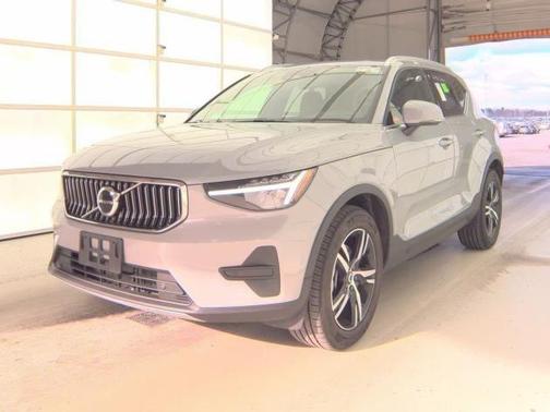2025 Volvo XC40 B5 Core Bright Theme