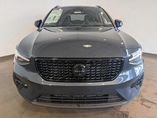 2026 Volvo XC40 Black Edition Ultra, B5 AWD Gas (mild hybrid)