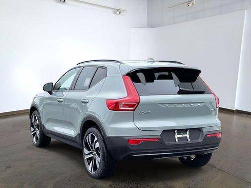 Vapour Grey Metallic 2026 Volvo XC40 Plus, B5 AWD Gas (mild hybrid), Dark