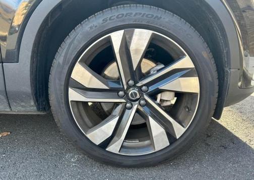 2024 Volvo XC40 B5 Plus Dark Theme