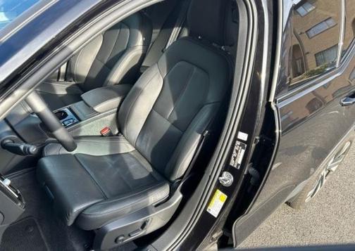 2024 Volvo XC40 B5 Plus Dark Theme