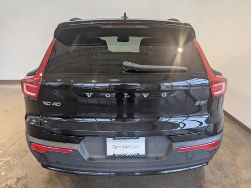 2024 Volvo XC40 B5 Plus Dark Theme