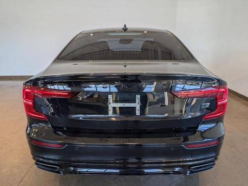 2022 Volvo S60 Recharge Plug-In Hybrid T8 R-Design