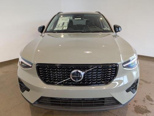 2025 Volvo XC40 B5 Ultra Bright Theme