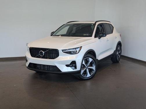 2025 Volvo XC40 B5 Plus Dark Theme
