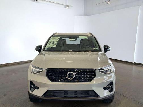 Vapour Grey Metallic 2026 Volvo XC40 Plus, B5 AWD Gas (mild hybrid), Dark