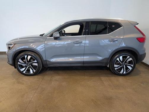 2023 Volvo XC40 B5 Plus Bright Theme
