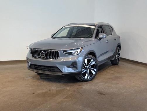 2023 Volvo XC40 B5 Plus Bright Theme