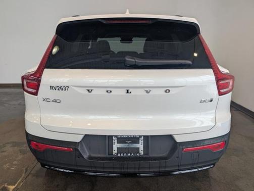 2026 Volvo XC40 Core, B5 AWD Gas (mild hybrid), Dark