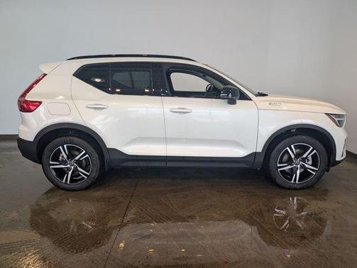 2026 Volvo XC40 Core, B5 AWD Gas (mild hybrid), Dark