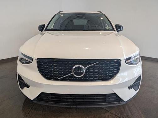 2026 Volvo XC40 Core, B5 AWD Gas (mild hybrid), Dark