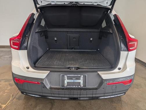 2026 Volvo XC40 Core, B5 AWD Gas (mild hybrid), Dark