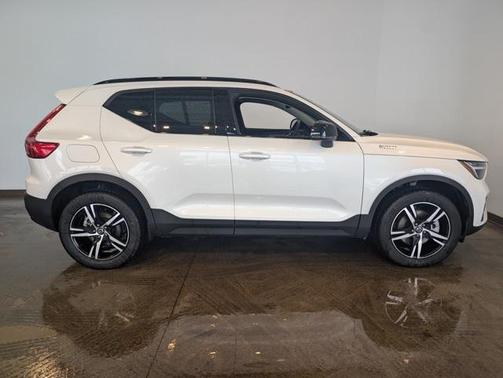 2026 Volvo XC40 Core, B5 AWD Gas (mild hybrid), Dark