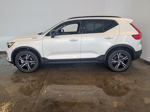 2026 Volvo XC40 Core, B5 AWD Gas (mild hybrid), Dark