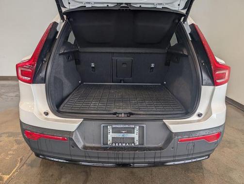 2026 Volvo XC40 Core, B5 AWD Gas (mild hybrid), Dark