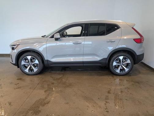 2025 Volvo XC40 B5 Core Bright Theme