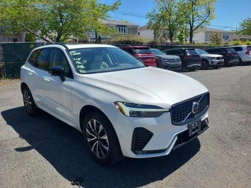 Crystal White Metallic 2023 Volvo XC60 B5 Plus Dark Theme