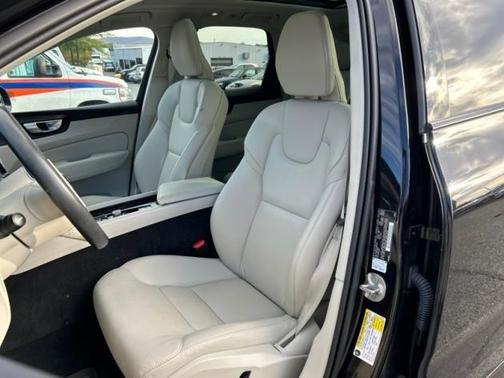 2024 Volvo XC60 Recharge Plug-In Hybrid T8 Plus Dark Theme