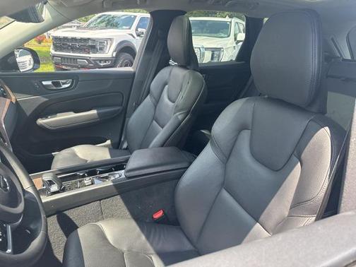 2023 Volvo XC60 B5 Plus Dark Theme