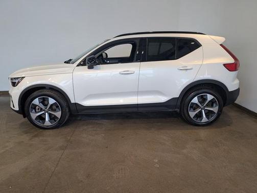 2023 Volvo XC40 B5 Plus Dark Theme