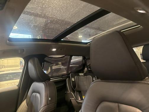 2023 Volvo XC40 B5 Plus Dark Theme