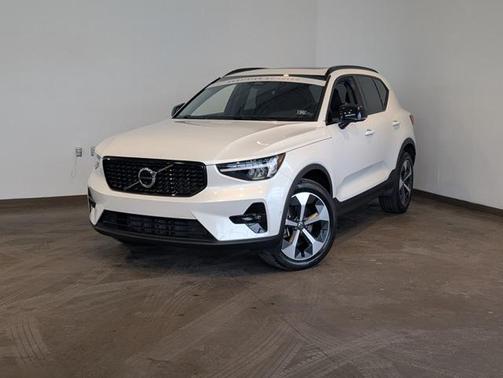 2023 Volvo XC40 B5 Plus Dark Theme