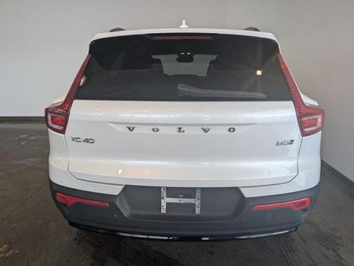 2023 Volvo XC40 B5 Plus Dark Theme