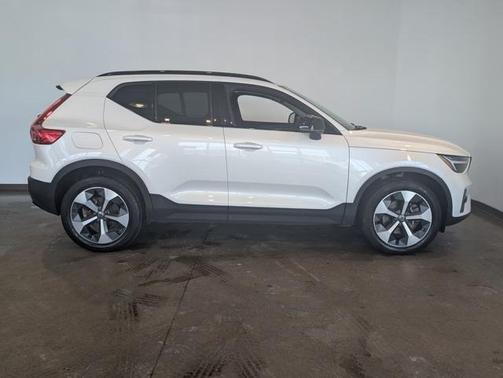 2023 Volvo XC40 B5 Plus Dark Theme
