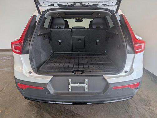 2023 Volvo XC40 B5 Plus Dark Theme