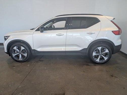 2023 Volvo XC40 B5 Plus Dark Theme