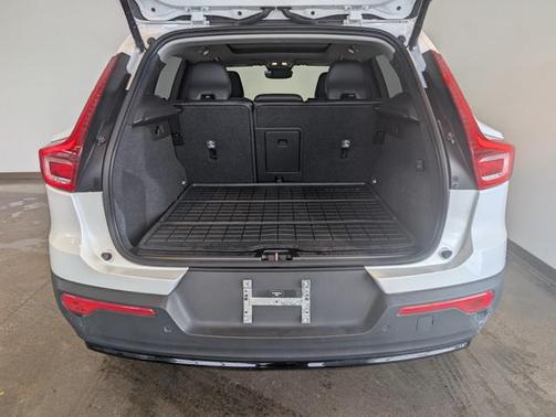 2023 Volvo XC40 B5 Plus Dark Theme