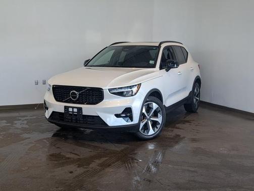2023 Volvo XC40 B5 Plus Dark Theme
