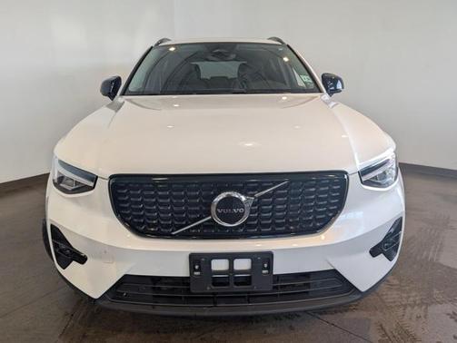 2023 Volvo XC40 B5 Plus Dark Theme
