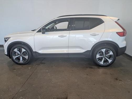2023 Volvo XC40 B5 Plus Dark Theme