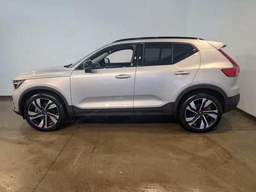 2023 Volvo XC40 B5 Plus Dark Theme