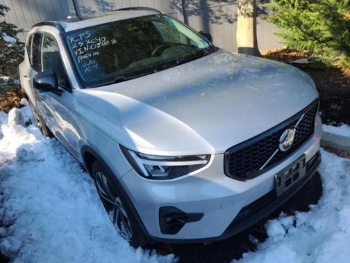 2023 Volvo XC40 B5 Plus Dark Theme