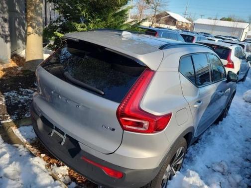 2023 Volvo XC40 B5 Plus Dark Theme