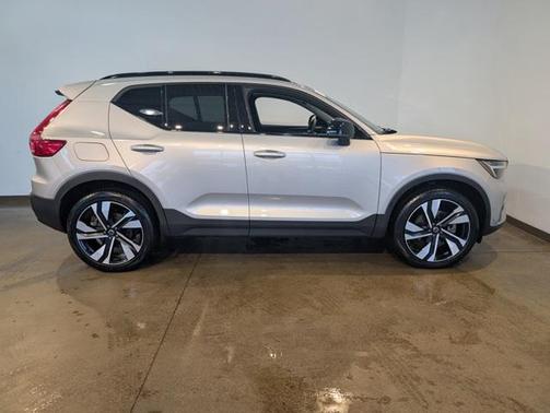 2023 Volvo XC40 B5 Plus Dark Theme