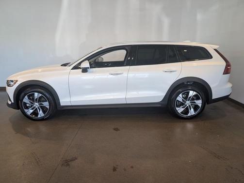 2024 Volvo V60 Cross Country B5 Plus