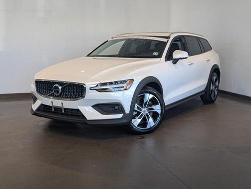 2024 Volvo V60 Cross Country B5 Plus