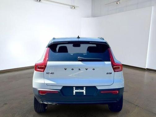 Crystal White 2026 Volvo XC40 B5 Ultra Black Edition