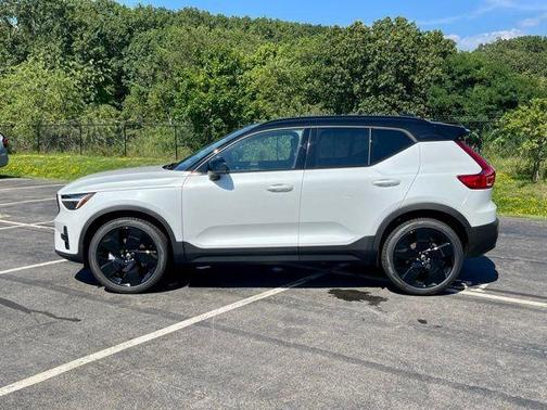2026 Volvo XC40 B5 Ultra Black Edition