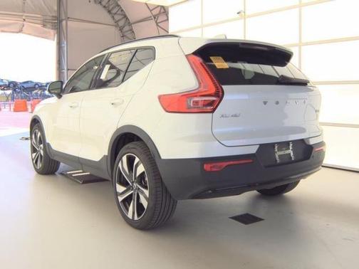 2025 Volvo XC40 B5 Plus Dark Theme